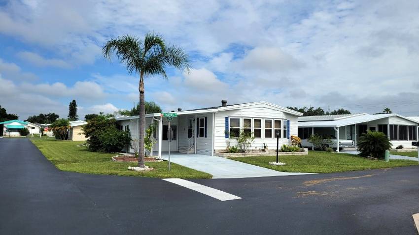 Winter Haven, FL Mobile Home for Sale located at 12 Navel Circle Orange Manor West